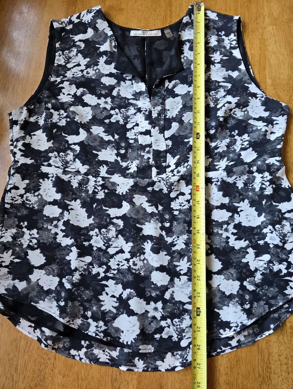 Dex Black & White Lightweight Floral Sleeveless V-Neck Top With Keyhole Back - Picture 13 of 13